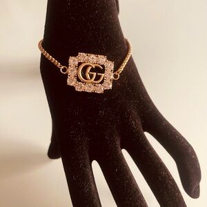 Elegant Gold Bracelet with Crystal Accents